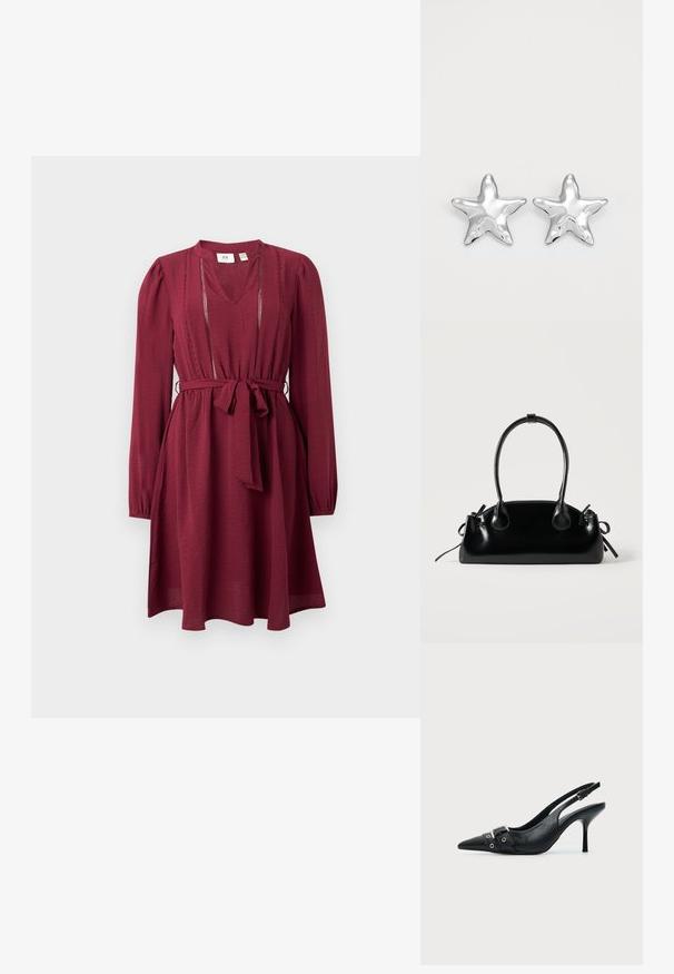 Bordeauxfarbenes Kleid mit langen Ärmeln, V-Ausschnitt, taillierter Taille und Bindegürtel; hat zarte Stickerei am Ausschnitt. Glatte Stoffstruktur.; Schwarzer Leder Slingback-Pumps mit spitzer Vorderkappe und einem Schnallen- und Ösenriemen vorne.; Kleine schwarze glänzende Handtasche mit zwei langen Griffen und seitlichen Kordelzug-Details vor einfachem hellem Hintergrund.; Silberne sternförmige Ohrringe mit einer polierten, glänzenden Oberfläche. Jeder Ohrring hat fünf Spitzen und dezente Oberflächentexturdetails.