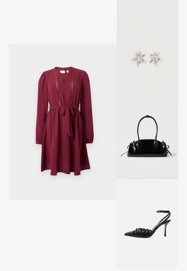 Bordeauxfarbenes Kleid mit langen Ärmeln, V-Ausschnitt, taillierter Taille und Bindegürtel; hat zarte Stickerei am Ausschnitt. Glatte Stoffstruktur.; Schwarzer, spitzer High-Heel-Schuh mit geschwungenen Kanten, Metallösen, Schnürung vorne und Knöchelriemen mit Schnallverschluss.; Kleine schwarze glänzende Handtasche mit zwei langen Griffen und seitlichen Kordelzug-Details vor einfachem hellem Hintergrund.; Silberne, sternförmige Creolen mit einer glatten, polierten Oberfläche auf weißem, schlichtem Hintergrund.