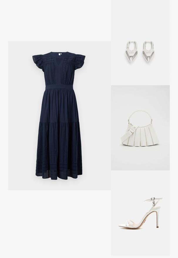 Marineblaue Midi-Kleid mit V-Ausschnitt, gerafften kurzen Ärmeln und vertikalen Spitzenakzenten auf dem Oberteil und den Rockpaneelen.; Weiße hochhackige Sandale mit dünnen Riemen, Knöfelschnalle und metallischem Charme-Detail auf neutralem Hintergrund.; Lacoste LENGLEN BAG - Handtasche - cristalline; Silberne herzförmige Vorhängeschlösser mit eingravierten "JA"- und "NEIN"-Texten, polierte Oberfläche, symmetrisches Design und einem robusten Metallverschluss.