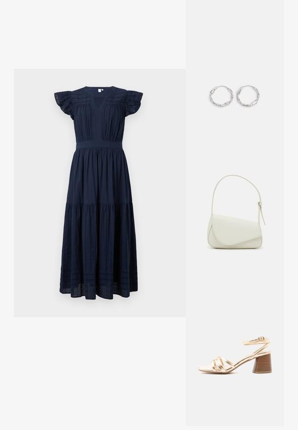 Vestido midi azul marino con escote en V, mangas cortas con volantes y detalles de encaje vertical en el cuerpo y los paneles de la falda.; Sandalia dorada con tiras, tacón de bloque de madera y correa con hebilla en el tobillo sobre fondo claro liso.; Bolso de mano de imitación cuero blanco con una forma triangular estructurada, correa ajustable única y cierre con solapa acentuada en curva.; Pendientes de aro plateados con textura ondulada e irregular. Presentan una forma circular delgada y un acabado reflectante.