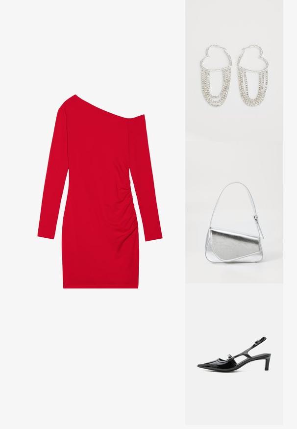 Rød langærmet kjole med en asymmetrisk halsudskæring, samlet tekstur på den ene side og en tætsiddende silhuet. Fremstillet af strækbart stof.; Sort laklæder spids tå slingback sko med lav hæl og to justerbare spænder, vist i sideprofil.; Sølvmetallic håndtaske med en trekantet form, glat overflade og en tynd, justerbar skulderrem. Har et fold-over design med syninger.; Sølv hoops i hjerteform, prydet med hængende strenge af klare rhinsten for ekstra glans og struktur.