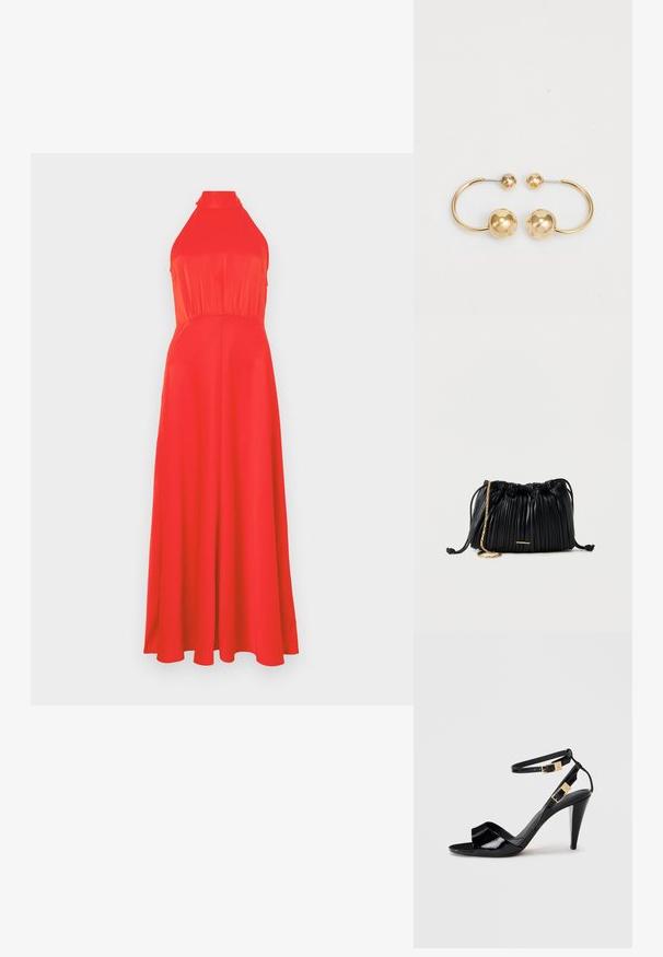 Vestido rojo con cuello halter, con un torso ajustado y falda fluida. Tejido suave con un ligero brillo, que presenta una cintura ceñida y un diseño hasta los tobillos.; Sандalia de tacón alto de charol negro con dobles correas en el tobillo y hebillas doradas, punta abierta y tacón delgado y afilado sobre un fondo neutro.; Bolso de mano negro de cuero plisado con cordón ajustable, cadena dorada como asa y un pequeño detalle horizontal dorado en la parte frontal.; Pendientes de metal en tono dorado con un diseño circular que presenta dos esferas, una más grande y texturizada, y una bola pulida más pequeña en la parte superior.