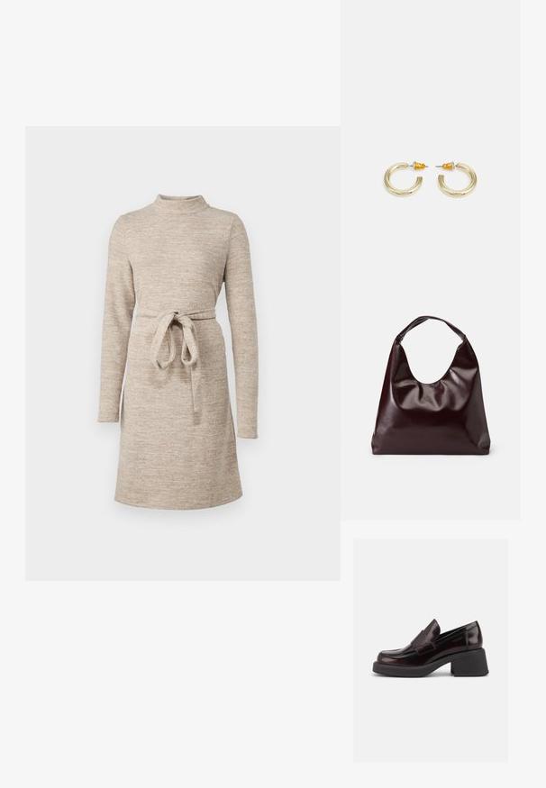 Robe en tricot beige avec un col montant, des manches longues et une ceinture en tissu à la taille. Texture douce et coupe évasée, arrivant au genou.; Mocassin en cuir marron foncé avec un talon bloc noir épais et une large bride à l'avant, vu de côté sur fond blanc.; Sac en cuir vegan bordeaux, brillant, avec une forme douce et sculpturale et une large poignée incurvée pour un transport facile.; Boucles d'oreilles en métal doré en forme d'anneau, avec une finition lisse et arrondie. Elles possèdent des accents orange à l'arrière pour un maintien sécurisé.