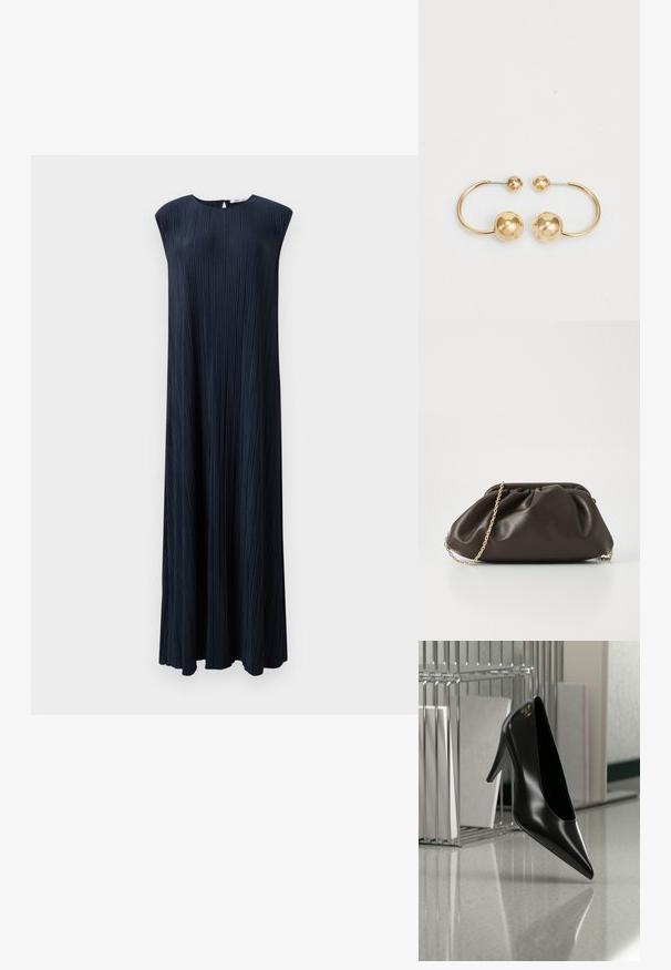 Navyblaues, plissiertes, ärmelloses Kleid mit Rundhalsausschnitt, fließender Silhouette und langer Länge, gefertigt aus strukturiertem Stoff.; Schwarzer High-Heel-Schuh mit spitzer Zehe und goldem Logo, auf einer reflektierenden Oberfläche nahe einem verchromten Draht-Organizer mit Dokumenten positioniert.; Braune Lederhandtasche mit gerafftem Design, goldenen Kettenriemen und weicher, strukturierter Oberfläche. Kompakte Form, die sich für den abendlichen Gebrauch eignet.; Ohrringe aus vergoldetem Metall mit einem kreisförmigen Design, das zwei Sphären zeigt: eine größere, strukturierte Kugel und eine kleinere, polierte Kugel an der Spitze.