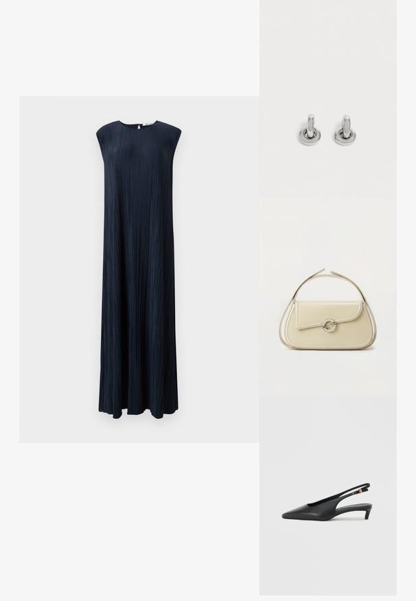 Navyblaues, plissiertes, ärmelloses Kleid mit Rundhalsausschnitt, fließender Silhouette und langer Länge, gefertigt aus strukturiertem Stoff.; Schwarze Slingback-Pumps mit spitzer Zehe, glatter Lederoberfläche, niedrigem Kitten-Absatz und einem Riemen mit einem metallenen Schnallenakzent.; Cremefarbene Ledertasche mit geschwungener Klappe, rundem silbernem Verschluss und kurzem Tragegriff vor einfachem weißem Hintergrund.; Paar kleine, glänzende silberne Creolen mit rundem Sockel, auf einfachem hellem Hintergrund präsentiert.