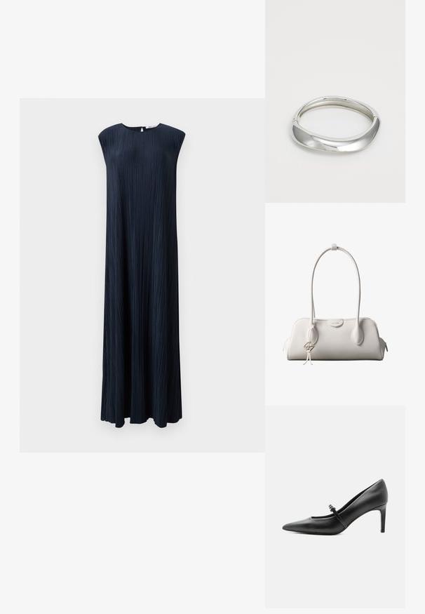 Navyblaues, plissiertes, ärmelloses Kleid mit Rundhalsausschnitt, fließender Silhouette und langer Länge, gefertigt aus strukturiertem Stoff.; Schwarzer Leder-Pumps mit spitzer Zehenpartie, dünnem Riemen und Schnalle über dem Spann, stehend auf hellem neutralem Hintergrund.; Weiße Calvin Klein Schultertasche mit langen Griffen, rechteckiger Form, Reißverschluss und dekorativem Logo-Anhänger, der in der Nähe des Griffs hängt.; Silberner Metallarmreif mit einem glatten, geschwungenen Design. Polierte Oberfläche und abgerundete Kanten sorgen für ein nahtloses Erscheinungsbild.