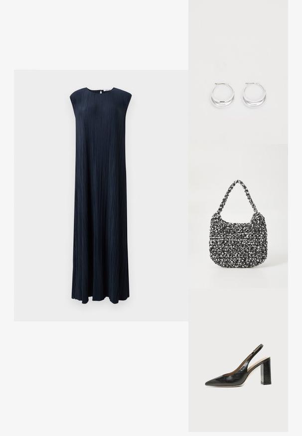 Navyblaues, plissiertes, ärmelloses Kleid mit Rundhalsausschnitt, fließender Silhouette und langer Länge, gefertigt aus strukturiertem Stoff.; Schwarzer Leder-Slingback-Schuh mit spitzer Kappe, hohem Blockabsatz und beigegefüttertem Innenraum vor hellem, einfarbigem Hintergrund.; Gewebte Handtasche in Schwarz und Weiß mit runder Form, strukturiertem Oberflächenfinish und geflochtener Grifffläche. Geeignet für den lässigen Gebrauch.; Silberne Creolen mit glänzender Oberfläche und DKNY-Logo, vor einem schlichten weißen Hintergrund präsentiert.