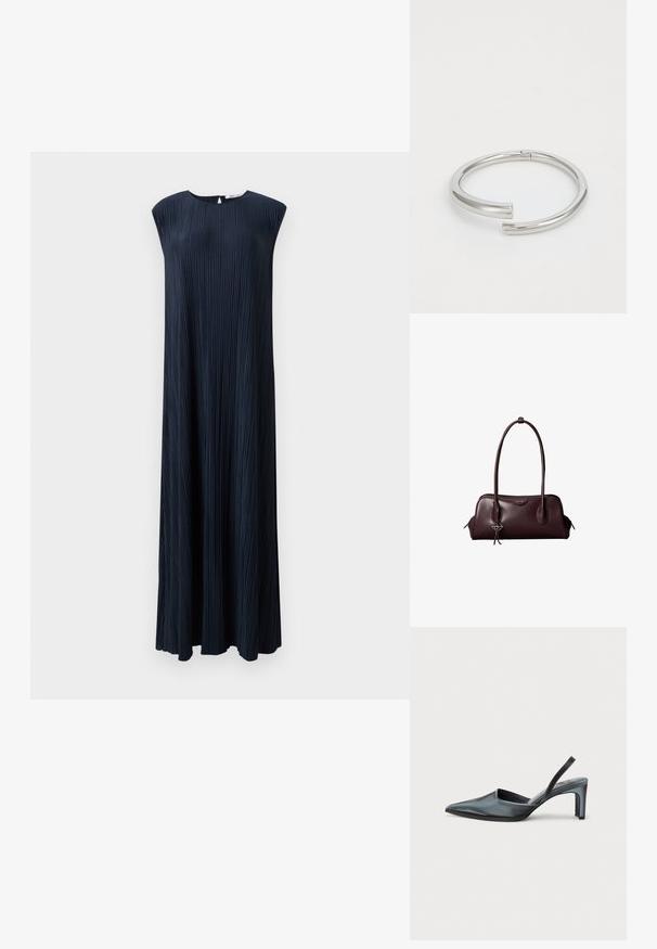 Vestido sin mangas de color azul marino con plisados, cuello redondo, silueta fluida y largo, elaborado en una tela texturizada.; Tacón destalonado negro con punta puntiaguda, acabado de satén elegante y tacón delgado de 3 pulgadas. Diseño lateral abierto con detalle mínimo de costuras.; Bolso de mano de cuero marrón oscuro Calvin Klein con asas dobles largas y un pequeño colgante con el logotipo colgando de una de las asas.; Calvin Klein SPIRAL - Pulsera - silver-coloured