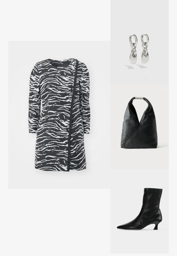 Robe à imprimé zèbre noir et blanc avec des manches longues, un col rond et des boutons sur le côté. Présente un tissu texturé et un design asymétrique.; Botte mi-mollet en cuir noir avec bout pointu et petit talon kitten, vue de profil sur un fond clair uni.; Sac à main en cuir noir de forme triangulaire, texture douce et une fermeture cylindrique argentée sur la poignée supérieure.; Boucles d'oreilles en argent avec des maillons ovales allongés, présentant une finition polie et un pendentif tombant texturé. Design simple avec des bords lisses.