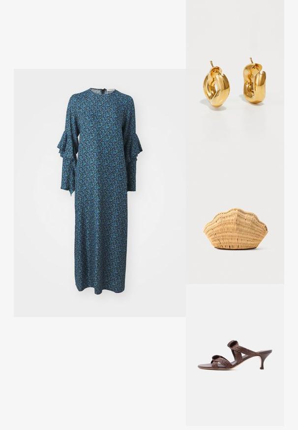 Robe longue bleue avec un motif floral en vert et bleu clair. Présente des manches volantes et un col rond avec une fermeture éclair au dos.; Sandale mule en cuir tressé marron avec deux brides et un petit talon bas sur fond blanc uni.; Sac à main en rotin tissé en forme de coquille Saint-Jacques de couleur brun clair naturel avec des bords arrondis et texturés.; Boucles d'oreilles créoles en or massif avec un design tubulaire légèrement tordu et des fermoirs à tige sur un fond blanc.