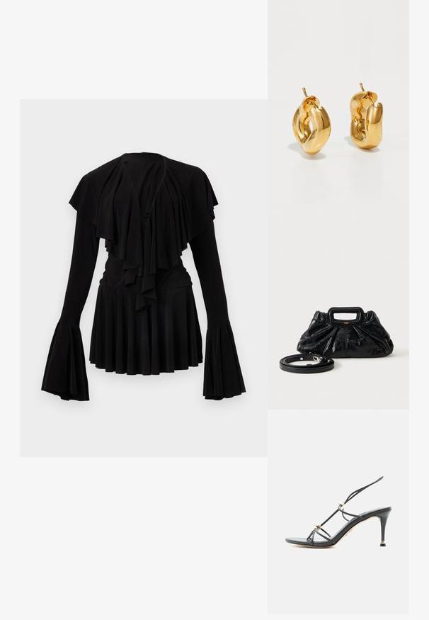 Schwarzes Oberteil mit geschichteten Rüschen am Ausschnitt und langen Glockenärmeln, mit plissiertem Saum und weicher Stofftextur.; Schwarze, hochhackige Sandale mit dünnen Riemen und goldfarbenen Perlenakzenten an einem spitzen Stilettoabsatz.; Kleine schwarze Lederhandtasche mit geraffter Textur, rechteckigem Griff und abnehmbarem dünnen Schulterriemen, der daneben liegt.; Fette goldene Creolen mit einem leicht verdrehten, röhrenförmigen Design und Steckverschlüssen auf einem weißen Hintergrund.