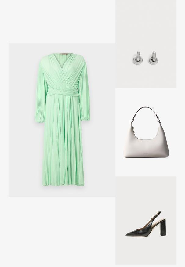 Mintgrünes Faltenkleid mit V-Ausschnitt und langen Ärmeln, das über einen Wickel-Effekt an der Taille und fließendem Stoff verfügt.; Schwarzer Leder-Slingback-Schuh mit spitzer Kappe, hohem Blockabsatz und beigegefüttertem Innenraum vor hellem, einfarbigem Hintergrund.; Cremefarbene Calvin Klein Lederschultertasche mit gebogener Oberkante, silbernem Reißverschluss und dunkelbraunem verstellbarem Riemen.; Paar kleine, glänzende silberne Creolen mit rundem Sockel, auf einfachem hellem Hintergrund präsentiert.