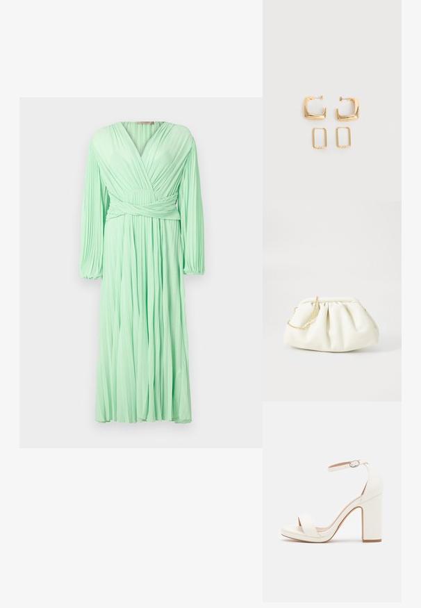Mintgrünes Faltenkleid mit V-Ausschnitt und langen Ärmeln, das über einen Wickel-Effekt an der Taille und fließendem Stoff verfügt.; Weiße High-Heel-Sandale mit Knöchelriemen, minimalistisches Design, offene Zehen, Blockabsatz und glattes Lederfinish.; Weiße Lederhandtasche mit einem gerafften Design, ausgestattet mit einem goldenen Kettenriemen und einer runden Form. Glatte Textur mit sanften Falten und ohne Muster.; Zwei Paare goldfarbener geometrischer Creolen auf einer schlichten weißen Oberfläche, ein Paar quadratisch und massiv, ein Paar rechteckig und hohl.