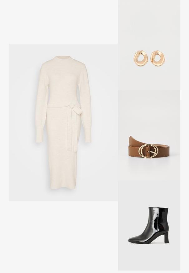 Strikket kjole i off-white med lange ærmer, mock-neck og en bælte detalje i taljen, der har en tætsiddende silhuet.; Sort lakeret ankelstøvle med spids tå og en midt-højde blokhæl. Glat tekstur og minimalistisk design.; Par af uregelmæssigt formede, polerede øreringe i guldfarvet metal med åben midte på en ens hvid baggrund.; Brun læderbælte med en guld dobbelt-circle spænde, der har en glat overflade og justerbar længde. Simpelt design med pæne stikninger.