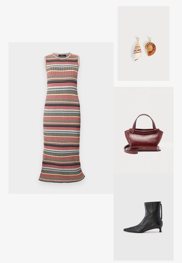 Robe sans manches tricotée mi-longue avec des rayures horizontales multicolores en rouge, noir, beige, bleu et jaune, dotée d'une texture côtelée.; Bottine en cuir noir à bout pointu, forme structurée et petit talon. Dispose d'une fermeture éclair latérale et d'un design minimaliste.; Sac à main en cuir rouge foncé avec doubles poignées supérieures, bandoulière amovible, ferrures dorées et nom de la marque Wandler au centre avant.; Boucles d'oreilles asymétriques avec pendentifs en coquillages, clous dorés avec dessus en perle et petites pierres précieuses transparentes incrustées sur chaque coquillage.