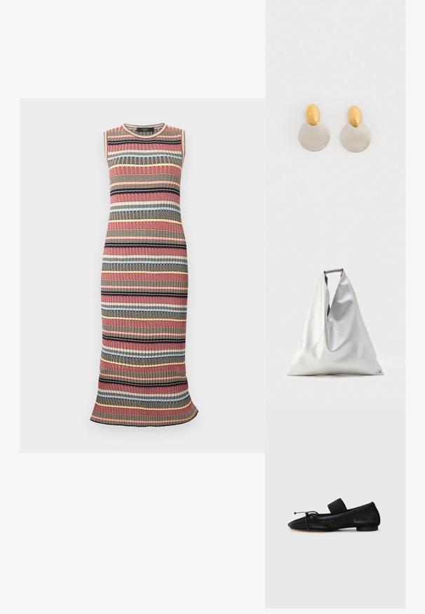 Robe sans manches tricotée mi-longue avec des rayures horizontales multicolores en rouge, noir, beige, bleu et jaune, dotée d'une texture côtelée.; Chaussure plate noire avec un bout pointu, fabriquée en tissu texturé, avec un accent à nœud et un petit talon rond. Sangle élastique au niveau de la cheville.; Grand sac fourre-tout argenté de forme triangulaire avec une texture en cuir souple, debout verticalement avec une poignée supérieure visible sur un fond uni.; Boucles d'oreilles en métal doré et argenté avec une base en disque rond et une pièce supérieure ovale, texture lisse et finition polie.