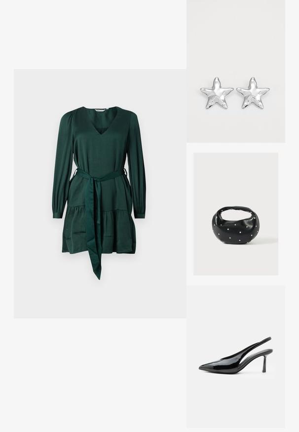 Roheline pikkade varrukatega kleit pehmest, tekstuursetest materjalidest. Omab V-kaelust, vöökoht on sidumiseks ja mitmeastmelist seelikut. Lihtne, elegantne disain.; Mustast lakknahast slingback kõrge kontsaga kinga terava nina ja peene stiletto kontsaga valgel taustal.; Mustast nahast ümmarguse kujuga käekott, kaunistatud hõbedaste naeladega, lühikese sangaga. Sile tekstuur ja tõmblukuga sulgemine.; Hõbedased tähtkujulised kõrvarõngad, millel on poleeritud, sile pind. Iga kõrvarõnga puhul on viie tipuga ja peene pindade tekstuuriga detailid.