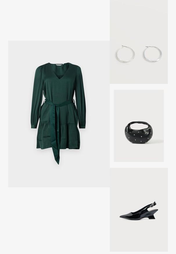 Groene jurk met lange mouwen van zachte, gestructureerde stof. Voorzien van een V-hals, strik in de taille en een gelaagde rok. Eenvoudig, elegant ontwerp.; Zwarte lakleren slingback schoen met spitse neus en lage schuine blokhak op een effen lichte achtergrond.; Zwarte leren handtas met een afgeronde vorm, versierd met zilveren studs, en een korte handgreep. Gladde textuur en ritsluiting.; Zilverkleurige metalen creolen oorbellen met een glad, licht gebogen oppervlak en sluitingen met haaksluiting op een effen witte achtergrond.
