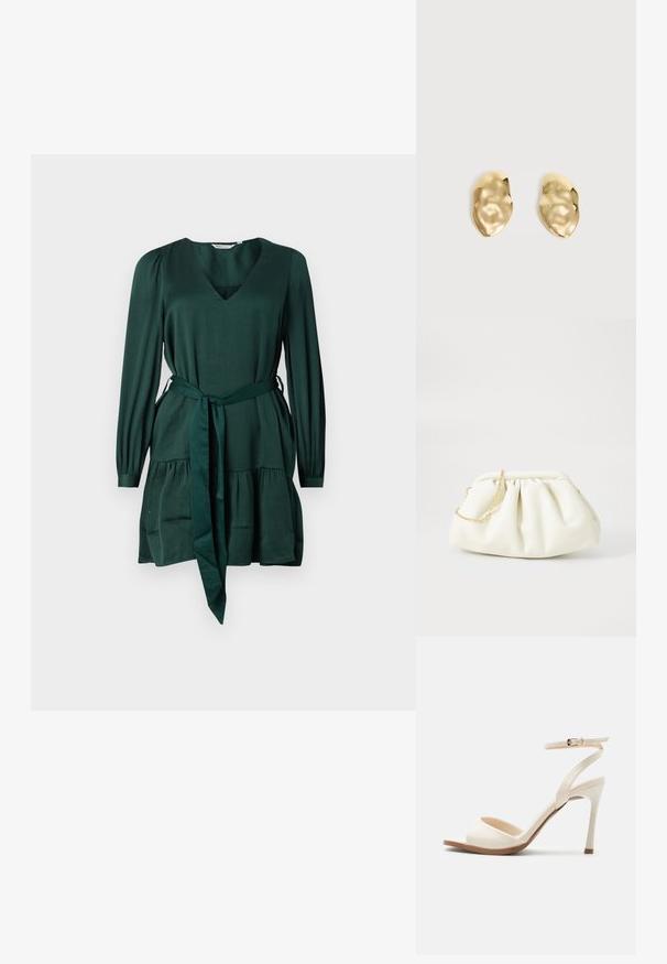 Groene jurk met lange mouwen van zachte, gestructureerde stof. Voorzien van een V-hals, strik in de taille en een gelaagde rok. Eenvoudig, elegant ontwerp.; Beige sandaal met hoge hak, dunne enkelband met gouden gesp, open teen en slanke naaldhak op een witte achtergrond.; Witte leren handtas met een geassembleerd ontwerp, voorzien van een gouden kettingband en een ronde vorm. Gladde textuur met zachte plooien en geen patronen.; Een paar glanzende, onregelmatig gevormde gouden metalen oorbellen met een gekreukeld, glad oppervlak op een effen lichte achtergrond.