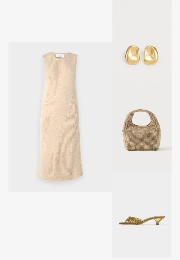 Knie-lang, beiges Strickkleid mit einem strukturierten diagonalen Streifenmuster, ärmellosem Design und Rundhalsausschnitt. Weicher, elastischer Stoff.; Goldfarbener offener Mule-Schuh mit niedrigem Kittenabsatz und geknotetem Design auf weißem Hintergrund.; Kleine Handtasche in Gold-Ton, bedeckt mit glänzenden runden Nieten, mit kurzem Griff und rechteckigem Ausschnitt oben.; Goldfarbene Ohrstecker mit einer glatten, runden Form und einer reflektierenden Oberfläche, die ein minimalistisches Design ohne sichtbare Muster zeigen.