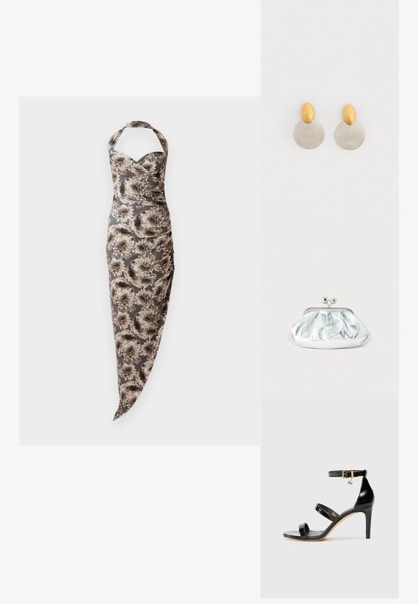 Halter neck fitted kjole med grå og beige store blomsterprint, rynkede sider og asymmetrisk kant.; Sorte patenterede lædersandaler med tre stropper, ankelspænde og 10 cm stiletthæl. Har detaljer i guld og et logo charms.; Lille sølvfarvet metallisk clutch-pung med rundet, rynket design og lukning med to sølvkugler.; Guld- og sølvmetalløreringe med en rund skivebund og et ovalt topstykke, glat tekstur og poleret finish.