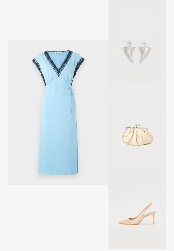 Vestido azul claro sin mangas con ribete de encaje negro en el escote en V, las mangas y el cinturón de la cintura, exhibido sobre un fondo blanco.; Tacón slingback de charol nude con punta afilada, empeine abierto y un delgado tacón stiletto. Presenta un acento dorado circular en la correa.; Clutch de cuero beige plisado con un marco de metal plateado, que cuenta con dos broches decorativos redondos y una correa de cadena plateada.; Pendientes en forma de cuerno plateado, engastados con pequeñas piedras transparentes, que cuentan con un cierre trasero para su sujeción. Textura suave y acabado metálico.