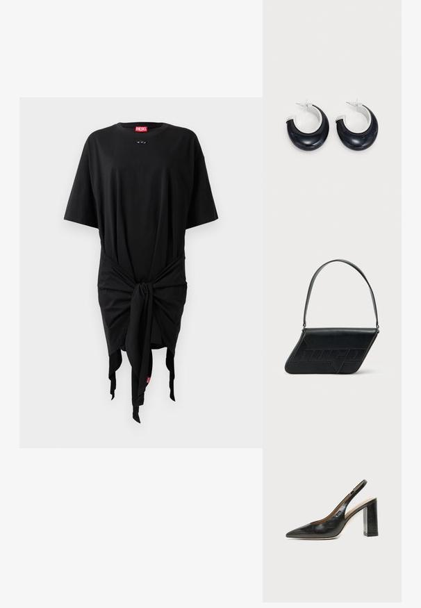 Schwarzes Baumwoll-T-Shirt-Kleid mit kurzen Ärmeln, das mit einem Knoten-Detail an der Taille und einem Logo-Tag versehen ist. Glatte Textur und lockere Passform.; Schwarzer Leder-Slingback-Schuh mit spitzer Kappe, hohem Blockabsatz und beigegefüttertem Innenraum vor hellem, einfarbigem Hintergrund.; Schwarze Leder-Umhängetasche mit dreieckiger Form, geprägt mit Logo und einem einzigen verstellbaren Riemen. Minimalistisches Design mit glatter Textur.; Schwarze Harz-Hoops mit glänzender Oberfläche und silberfarbenen Hardware-Details. Zirkulare Form mit Ausschnitt und Post-Back-Verschluss.