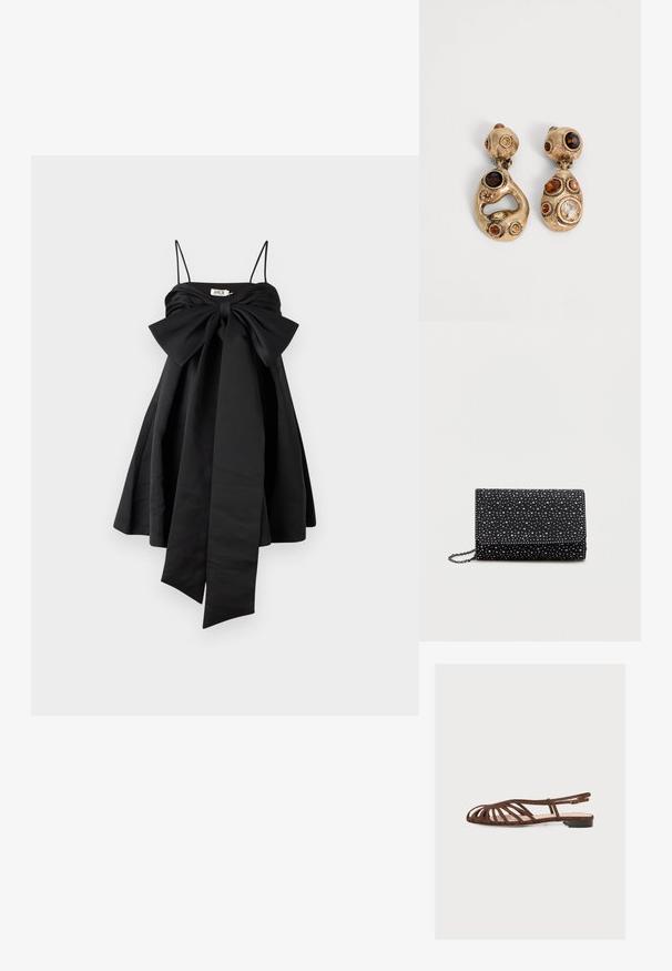 AMUR ROSE BABY DOLL DRESS - Koktailové šaty/večierkové šaty - black; Hnedá plochá sandála s viacerými tenkými remienkami, otvorenou špičkou, remienkom na členku s malou prackou a nízkym podpätkom na jednoduchom pozadí.; Čierna spojková taška s chlopňou, vyrobená z textúrovaného materiálu, zdobená striebornými cvočkami rovnomerne rozloženými po povrchu. Obsahuje reťazový popruh.; Asymetrické náušnice v zlatom tóne s nepravidelnými tvarmi kvapiek, zdobené rôzne veľkými jantármi, hnedými a čírymi drahokamami.