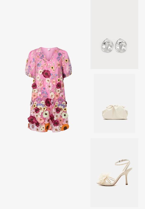 Rosa transparente Kleid mit lebhaftem Blumenstick in verschiedenen Farben, V-Ausschnitt, Puffärmeln und einem lockeren, fließenden Design.; Weiße High-Heel-Sandale mit dünnem Knöchelriemen, offenem Zehenbereich und großem Blumenstoffdetail an den vorderen Riemen.; Weiche, cremefarbene Leder-Clutch mit gerafftem Design und einem dünnen Schulterriemen, der vorne auf einem schlichten Hintergrund liegt.; Silberne, abstrakt geformte Ohrstecker mit polierter Oberfläche, die durch sanfte Kurven und subtile Konturen bestechen. Keine sichtbaren Muster oder Akzente.