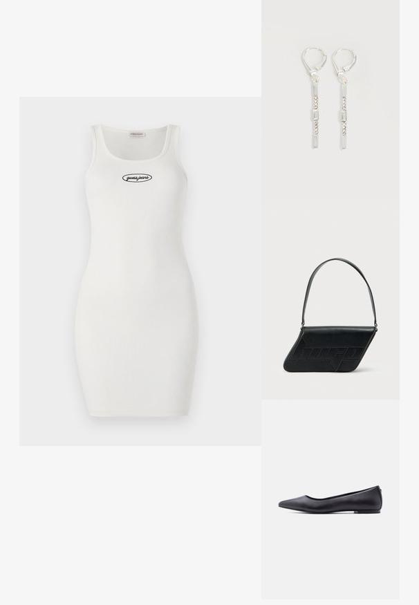 Hvid ribbet bodycon-kjole med rund halsudskæring og tynde stropper, der har et sort broderet "guess.jeans" logo på forsiden.; Sort flad lædersko med spidst tåparti og lav hæl, vist i sideprofil mod en hvid baggrund.; Sort skuldertaske i læder med trekantet form, præget logo og en enkelt justerbar rem. Minimalistisk design med glat tekstur.; Sølv hængende øreringe med rektangulære og runde klare krystaller i en lodret linje, fastgjort med låsebeslag.