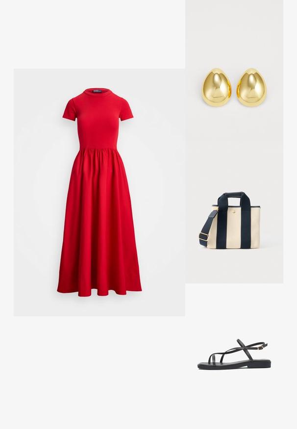 Rode midi-jurk met korte mouwen, getailleerde bustier en geplooide rok. Gemaakt van soepele stof met een ronde halslijn en zonder zichtbare sluitingen.; Zwarte platte sandaal met dunne bandjes die over de voet kruisen, een teenlus en een enkelriem met een kleine gouden gesp.; Kleine beige canvas draagtas met twee brede zwarte verticale banden, een kort handvat en een verstelbare schouderriem met een gouden gesp.; Gouden studoorbellen met een gladde, gepolijste afwerking en een druppelvorm, die licht reflecteren voor een glanzende uitstraling.