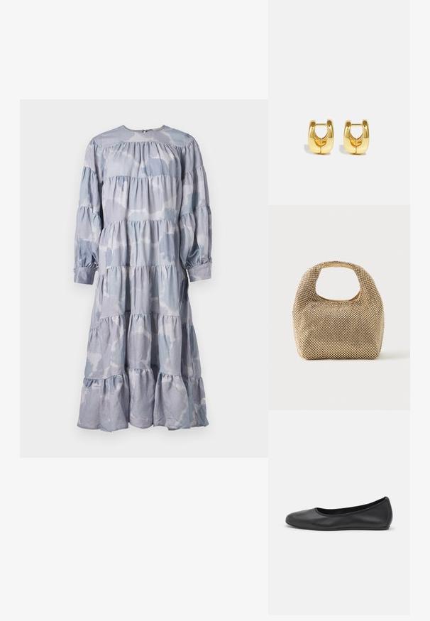 Blaues, gestuftes Kleid aus weichem Stoff. Hat einen runden Ausschnitt, lange Ärmel mit gerafften Manschetten und einen fließenden, gerüschten Saum.; Schwarze Leder-Ballettschuhe mit abgerundeter Spitze, glatter Textur, minimalen Nähdetails und einem flexiblen Sohlen-Design.; Kleine Handtasche in Gold-Ton, bedeckt mit glänzenden runden Nieten, mit kurzem Griff und rechteckigem Ausschnitt oben.; Goldene Creolen mit einem schlanken, abgerundeten Design. Sie verfügen über eine hohle Mitte und eine glänzende Oberfläche, die moderne Stile ergänzen.