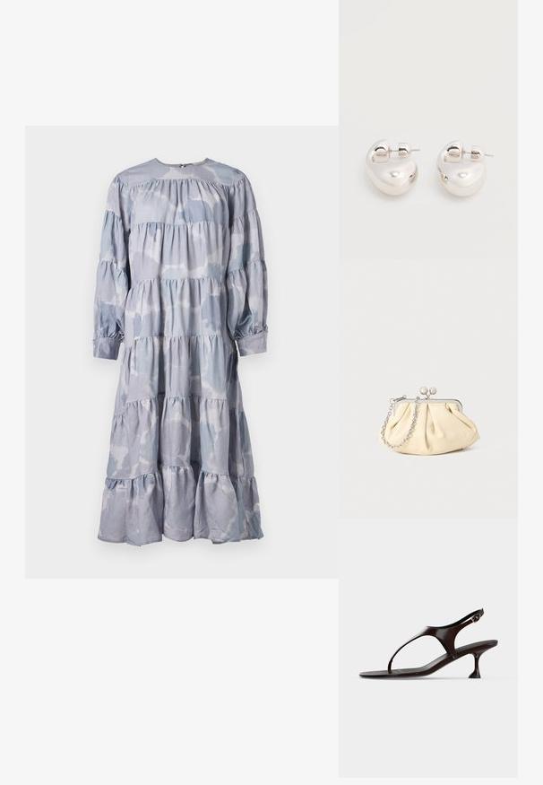Robe bleu à volants en tissu doux. Présente un col rond, des manches longues avec des poignets froncés et un ourlet flottant à volants.; Sandale slingback en cuir verni marron foncé avec petit talon et bride entre les orteils sur fond blanc.; Pochette en cuir beige plissé avec un cadre en métal argenté, dotée de deux fermoirs ronds décoratifs et d'une chaîne en argent.; Paire de boucles d'oreilles argentées brillantes et épaisses avec fermoirs à tige, sur fond blanc uni.