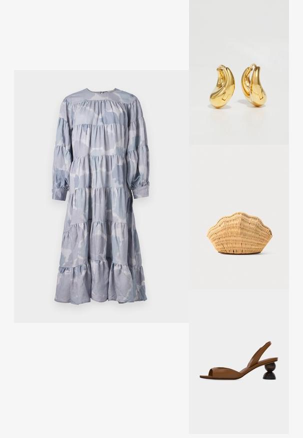 Robe bleu à volants en tissu doux. Présente un col rond, des manches longues avec des poignets froncés et un ourlet flottant à volants.; Sandale marron à bout ouvert avec bride arrière, dotée d'un talon en bois rond distinctif en deux parties sur un fond clair uni.; Sac à main en rotin tissé en forme de coquille Saint-Jacques de couleur brun clair naturel avec des bords arrondis et texturés.; Boucles d'oreilles en or en forme de d'anneaux lisses et courbés avec une finition polie. Équipées d'un mécanisme de fermeture et de légères indentations pour le détail.