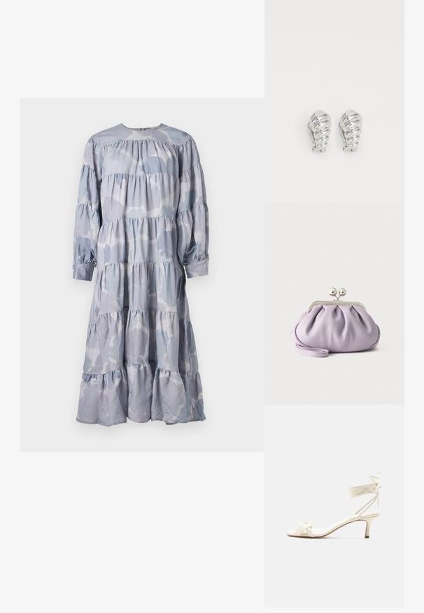 Blaues, gestuftes Kleid aus weichem Stoff. Hat einen runden Ausschnitt, lange Ärmel mit gerafften Manschetten und einen fließenden, gerüschten Saum.; Sandale in Cremefarben mit niedrigem Absatz, Knöchelriemen zum Binden und breitem, verdrehtem Riemen über den Zehen auf weißem Hintergrund.; Weiche Lavendel-Clutch mit gerafftem Stoff, silbernem Kiss-Lock-Verschluss und passendem Handgelenksriemen auf hellem einfarbigem Hintergrund.; Silberne Clip-On-Ohringe mit spiralförmigem Design, das eine glatte metallische Textur und abgerundete Formen aufweist. Keine sichtbaren Verzierungen oder Muster.