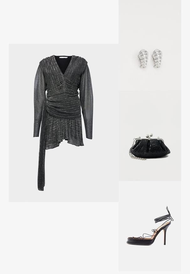 Robe noire étincelante avec un décolleté en V, des détails froncés, de longues manches transparentes et un ourlet asymétrique. Tissu texturé avec éclat.; Sandale noire à talon haut avec des fines lanières en cuir entourant le pied et la cheville, dotée d'un talon aigu en forme de stiletto.; Pochette noire à paillettes avec un cadre argenté, un design plissé et une bandoulière chaîne. Dotée de deux fermoirs sphériques sur le dessus.; Boucles d'oreilles en clip argentées avec un design en spirale, présentant une texture métallique lisse et des formes arrondies. Pas d'embellissements ou de motifs visibles.