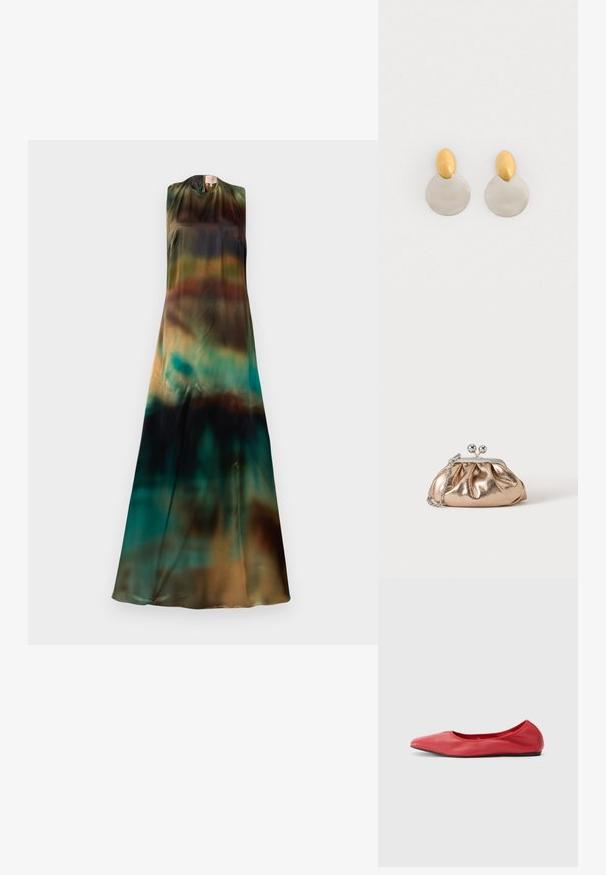 Ærmeløs kjole i let og flydende stof. Har en gradient af jordfarver, der går fra dyb grøn til brun og teal.; Filippa K REY FLATS - Ballerinasko - bright red; Lille gylden metalisk clutch taske med sølvspænde og kæderem på ensartet lyst baggrund.; Guld- og sølvmetalløreringe med en rund skivebund og et ovalt topstykke, glat tekstur og poleret finish.
