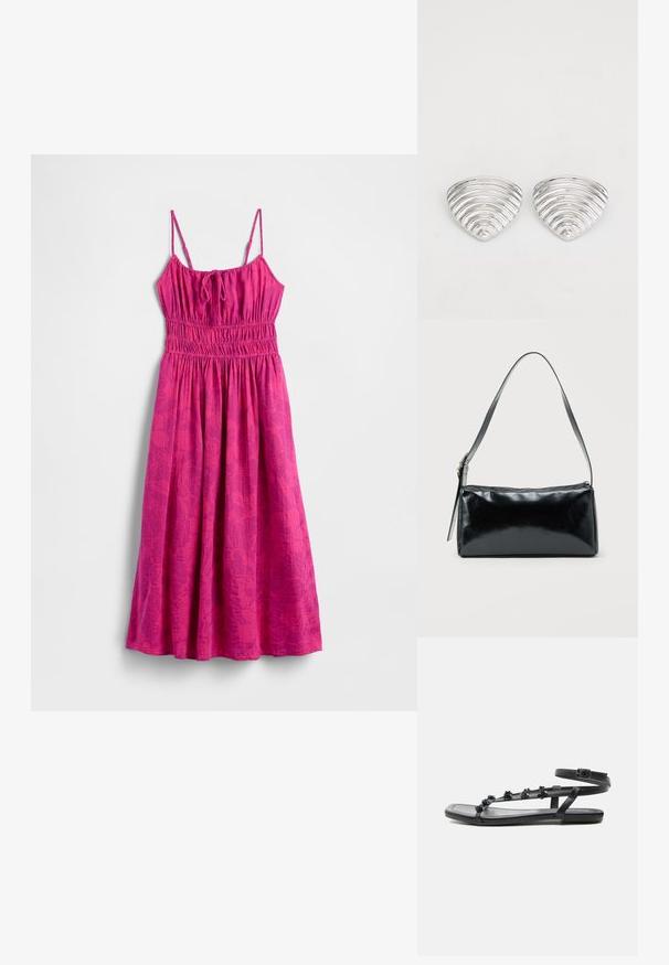 Roze strandjurk met spaghettibandjes, een geplooid lijfje en een zwierige rok. Heeft een subtiel bladpatroon voor extra textuur.; Zwarte platte sandaal met enkelbandje en kleine bloemversieringen op dunne voorste bandjes, weergegeven van opzij op een witte achtergrond.; Zwarte rechthoekige schoudertas met een enkele verstelbare band en een bovenste ritssluiting op een effen achtergrond.; Zilverkleurige oorknoppen met een golvend, getextureerd ontwerp, gevormd als overlappende maanschijven; de gepolijste afwerking versterkt de reflecterende kwaliteiten.