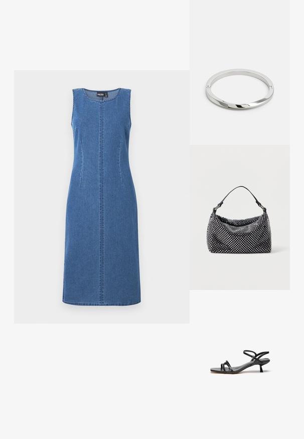 Denim bezrukávové šaty, tmavomodré, s okrúhlym výstrihom, s centrálnym švom a dvoma bočnými švami pre priliehavý strih.; Čierne kožené sandále s elegantným, minimalistickým dizajnom. Obsahujú dva tenké remienky a malý, naklonený podpätok. Hladký povrch a otvorená špička.; Čierna a strieborná kabelka s tkaným, textúrovaným povrchom, ktorý má štvorcové vzory, s jedným horným uchom a uvoľneným dizajnom.; Strieborný kovový náramok so hladkým, lesklým povrchom a plochými hranami. Má otvorený kruhový dizajn s jemným detailom zapínania.