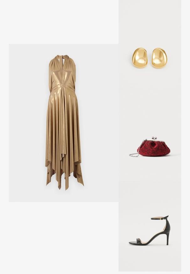 Vestido halter metálico en oro con escote en V profundo, cuerpo drapeado y dobladillo asimétrico acampanado que presenta pliegues verticales para mayor textura.; Sándalo de tacón alto de piel negra con tiras en el tobillo. Presenta una textura suave, puntera abierta y un tacón delgado. Detalles de hebilla en tono dorado.; Pequeño bolso de mano rojo con cuentas, cierre plateado y correa de cadena sobre un fondo blanco liso.; Pendientes de studs en color dorado con una forma suave y redondeada y una superficie reflectante, que exhiben un diseño minimalista y sin patrones visibles.