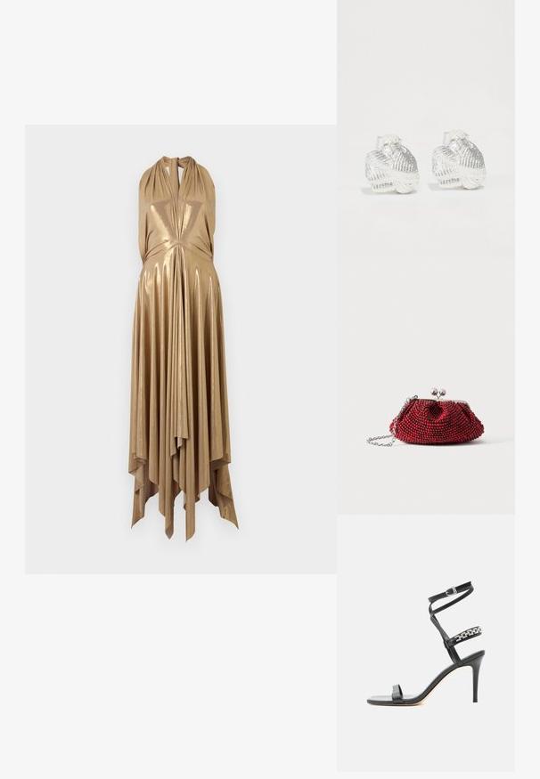 Vestido halter metálico en oro con escote en V profundo, cuerpo drapeado y dobladillo asimétrico acampanado que presenta pliegues verticales para mayor textura.; Sandalia negra de tacón alto con tira delgada en el tobillo, tira en la parte media del pie decorada con eslabones de cadena plateados y diseño de punta abierta.; Pequeño bolso de mano rojo con cuentas, cierre plateado y correa de cadena sobre un fondo blanco liso.; Pendientes en forma de concha plateada con bordes texturizados y curvas suaves, con un respaldo transparente para un uso seguro.