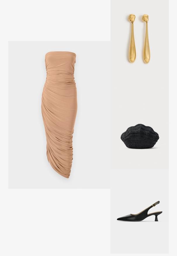 Vestido sin tirantes en una tela beige clara, que presenta drapeados recogidos a lo largo del cuerpo y una silueta ajustada que termina en un dobladillo en forma de punta.; Zapato slingback negro de punta afilada, tacón bajo, correa con hebilla dorada y tacón acampanado, mostrado sobre un fondo claro y liso.; Bolso de mimbre negro con forma de concha de vieira con parte superior curva y textura tejida sobre un fondo liso.; Par de pendientes largos, lisos y brillantes en forma de lágrima dorada con puntas redondeadas y formas de lágrima afiladas sobre un fondo claro.