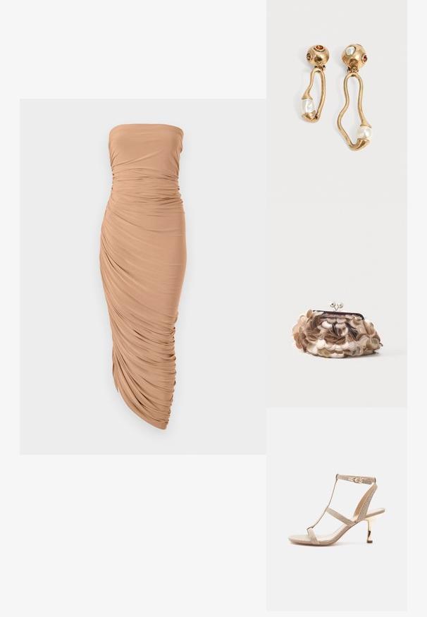 Strapless kjole i et lyst beige stof, der har sammenspændt drapering langs kroppen og en tætsiddende silhuet, der ender i en afsmalnet kant.; Beige stroppesandal til kvinder med guldfarvet lav hæl og ankelspænde, vist på hvid baggrund.; Lille beige clutch-pung dækket med store skinnende palietter med en sølvkugle-lås på toppen mod en ensfarvet baggrund.; Øreringe i guldtone med uregelmæssige åbne former, hver med en perle i bunden og ædelstensdetaljer på de runde nitter.