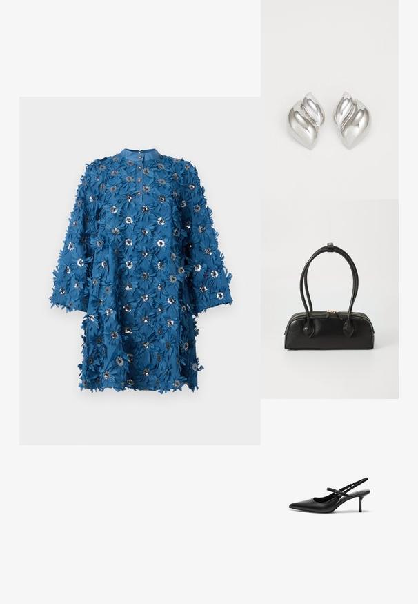Vestido azul verdoso con escote abotonado, mangas tres cuartos y apliques florales. Presenta detalles metálicos y un diseño de tela texturizada y en capas.; Zapatos de tacón slingback de cuero negro con punta afilada, correa ajustable delgada y un tacón de aguja de aproximadamente 5 cm, textura suave.; Bolso de mano de cuero negro con dos asas alargadas, cierre de cremallera y forma redondeada; textura suave con un acabado ligeramente brillante.; Pendientes de plata con una forma orgánica y abstracta. Superficie lisa y brillante con un diseño cónico. Presentan suaves curvas y un detalle de línea central.