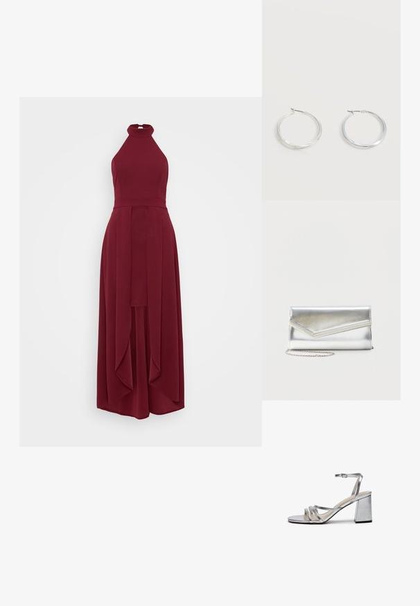 WAL G PETITE YANNY HALTER NECK - Trikotaažkleit - cherry wine; Hõbedane metallik kõrge kontsaga sandaal, millel on plokk-konts, õhuke pahkluu rihm ja mitmed laiad rihmad jalaesises. Sile tekstuur.; Särav hõbedane õlalamp lkleeplapiga ja dekoratiivse äärisega, väike hõbedane ketirihm, ühevärvilise heleda taustaga.; Hõbedased metallist rõngakujulised kõrvarõngad, millel on sile, kergelt kaarduv pind ja lukustuvad tagused kinnitused, valgel taustal.