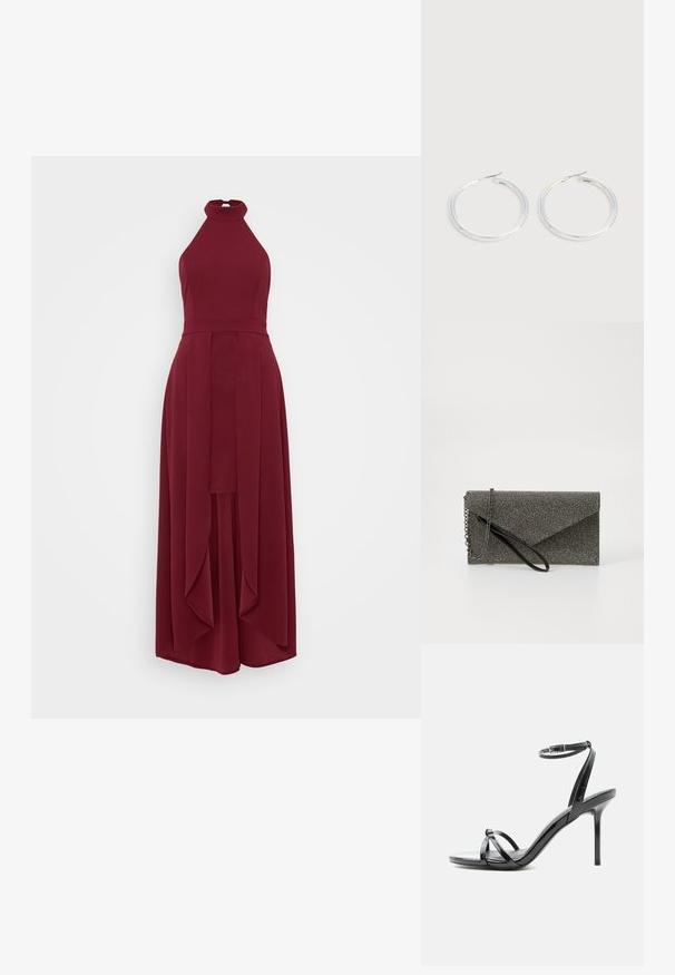WAL G PETITE YANNY HALTER NECK - Φόρεμα από ζέρσεϊ - cherry wine; Μαύρο σανδάλι από δερματίνη με ψηλό τακούνι, λεπτά λουράκια που διασταυρώνονται πάνω από τα δάχτυλα και λουράκι με αγκράφα στον αστράγαλο σε λευκό φόντο.; Μεταλλική γκρίζα τσάντα clutch με υφή δίχτυ, σε σχήμα φακέλου, αλυσίδα και λεπτό λουράκι για τον καρπό.; Ζεύγος λαμπερών ασημένιων κρίκων με λεπτές σύρμα σφραγίδες, παρουσιασμένα σε ανοιχτό γκρι φόντο.