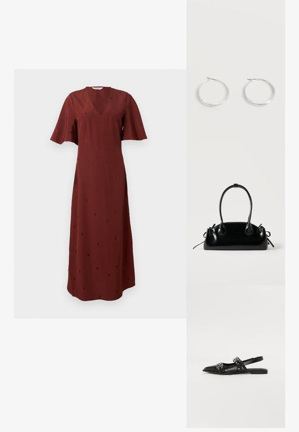Robe midi rouge rouille avec manches courtes volantées, encolure en V et motif subtil à pois sur tissu lisse.; Even&Odd Ballerines à brides arrière - black; Petit sac à main noir brillant avec deux longues anses et des détails à cordon sur les côtés sur un fond clair uni.; Boucles d’oreilles créoles en métal argenté avec une surface lisse légèrement incurvée et des fermoirs à clapet sur un fond blanc uni.