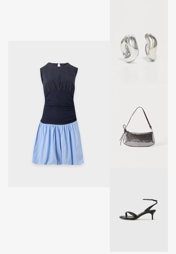 Robe sans manches avec un haut bleu marine foncé ajusté et une jupe bleue claire froncée, dotée d'un col rond et d'une fermeture en forme de trou de serrure dans le dos.; Sandale pour femme en cuir noir avec fines lanières, une boucle d'orteil, une boucle à la cheville et un talon aiguille de hauteur moyenne sur un fond neutre.; Petit sac à main argenté métallique avec une surface texturée, une courte sangle marron foncé et un nœud décoratif noué d'un côté.; Boucles d'oreilles sculpturales en argent avec des formes douces et courbes et des surfaces réfléchissantes. Présentent un design de boucle fermée et une forme organique distincte.