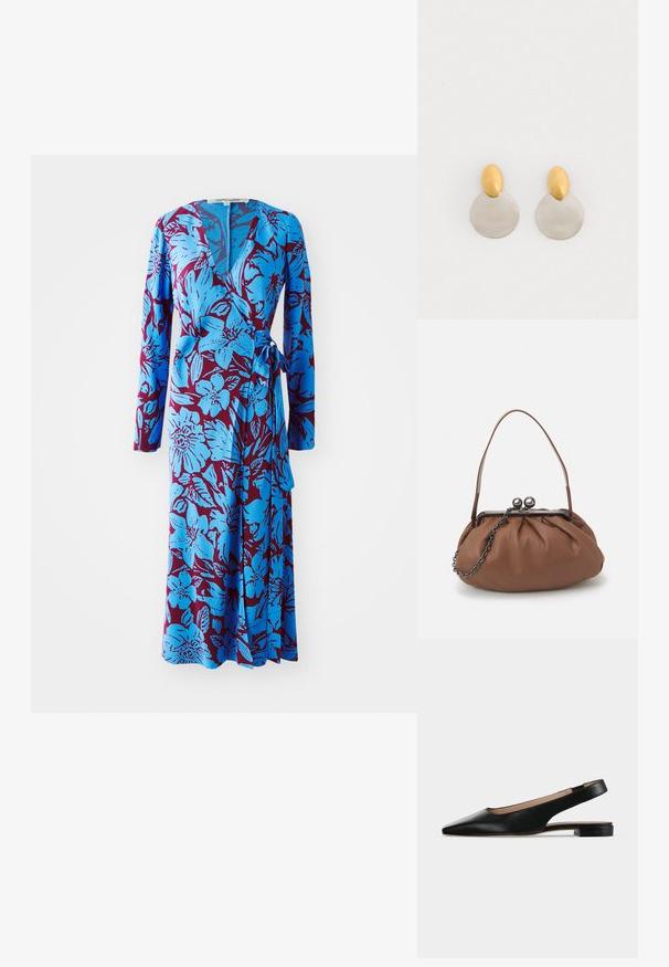Blauwe bloemen wikkeljurk met lange mouwen, met een gedurfde bordeauxrode achtergrond en een tailleband. Zachte stof met een gladde textuur.; Zwarte leren slingback platte schoen met spitse neus en lage vierkante hak op een witte achtergrond.; Bruine leren handtas met een geplooid ontwerp, een korte leren handgreep en een kettinghengsel. Voorzien van een zilveren metalen sluiting met twee ronde accenten.; Gouden en zilveren metalen oorbellen met een ronde schijfbasis en een ovale bovenstuk, gladde textuur en gepolijste afwerking.