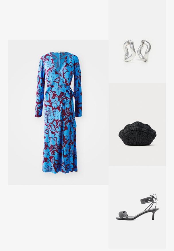 Blaue Blumenkleid mit langen Ärmeln, das einen kräftigen burgunderfarbenen Hintergrund aufweist und mit einem Taillengürtel versehen ist. Weicher Stoff mit glatter Textur.; Graue Leder-Pumps mit Absatz, verknotetem Riemen über den Zehen und Wickelriemen um den Knöchel auf schlankem, mittelhohem Absatz vor weißem Hintergrund.; Schwarze Korbtasche in Muschelform mit gebogenem Oberteil und gewebter Textur auf einfarbigem Hintergrund.; Silberne Creolen mit gedrehtem Design. Abgerundete Kanten und glänzende Oberfläche. Offen schließende Verschlüsse für einfaches An- und Ausziehen. Glatte Textur durchgehend.